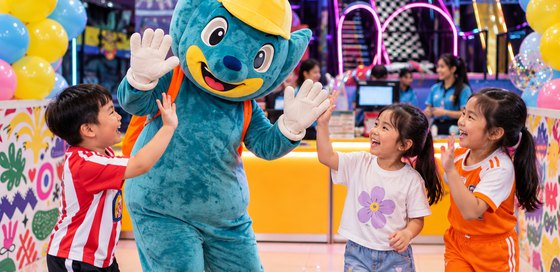 Bố và các con chơi cùng nhau