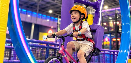 Cầu trượt nhiều màu sắc